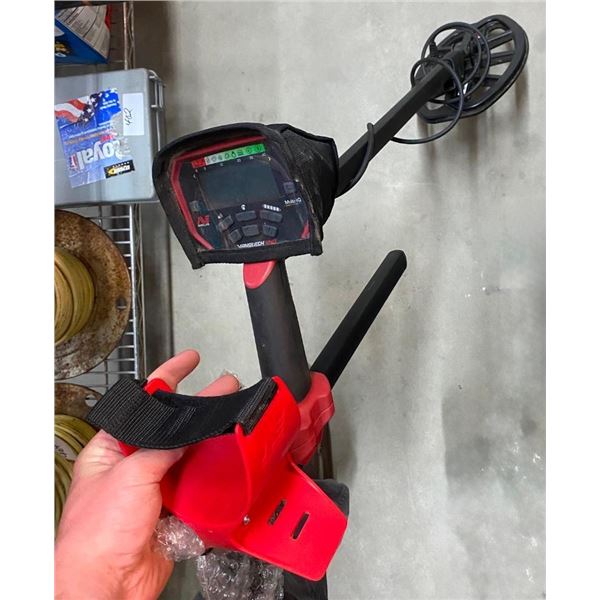 PORTABLE METAL DETECTOR WITH HEADPHONES