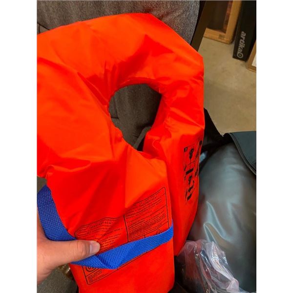 INFLATABLE KAYAK WITH PADDLE AND LIFEJACKET