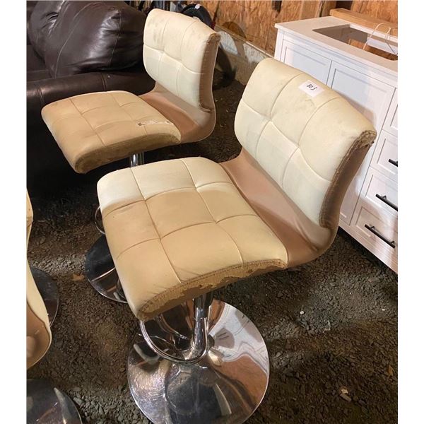 2 BAR STOOLS