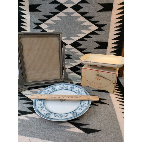Lyssex Scale / Tilting Wood Picture Frame / China Plate