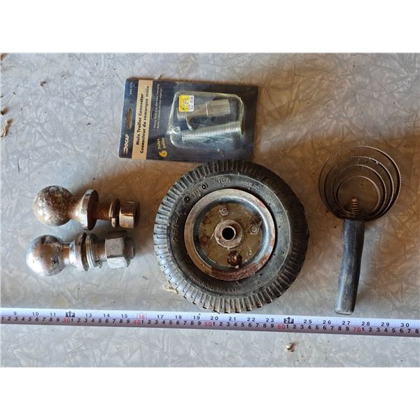 Lot of trailer accessories, ball, connectors