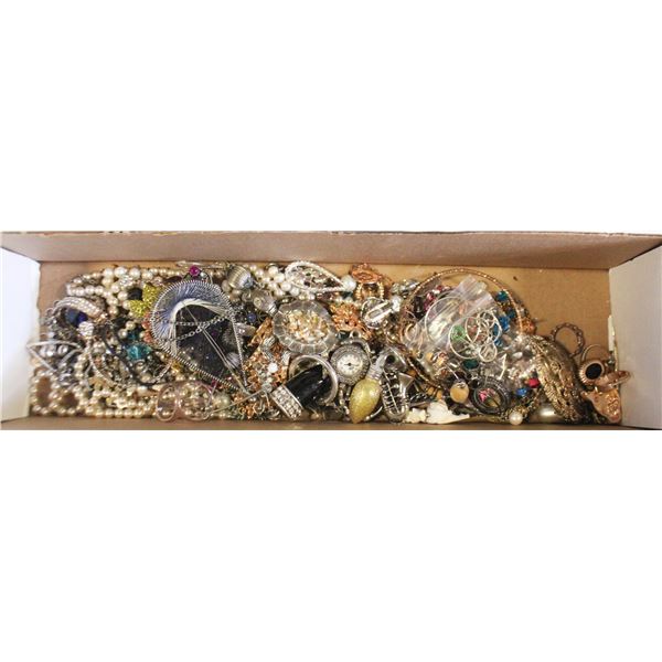 TRAY OF ESTATE JEWELRY FOR WEAR OR