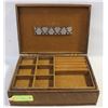 Image 1 : VINTAGE JEWELLERY BOX