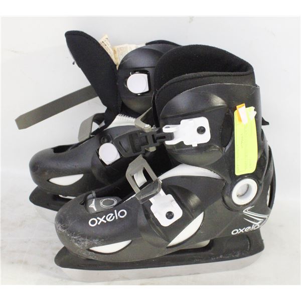 OXELO KIDS SZ 1/2.5 ICE SKATES - USED