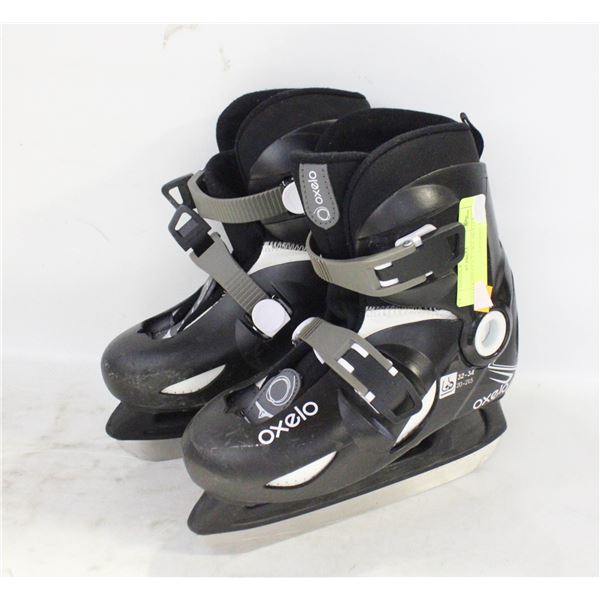 OXELO KIDS SZ 1/2.5 ICE SKATES - USED