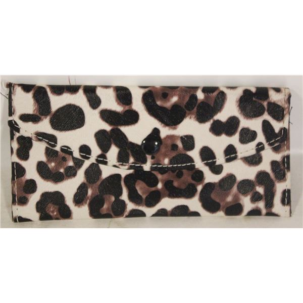 CHIC LEOPARD PRINT WALLET