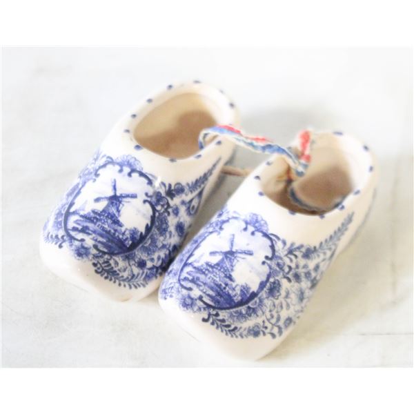 VINTAGE MINATURE DELFT BLUE CERAMIC SHOES