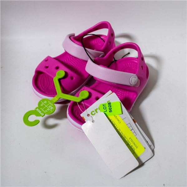 NEW CHILDRENS SZ 5 CROCS SANDALS