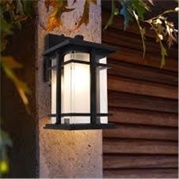 NEW WITHBOX LUTEC CRAFTSMAN STYLE LED WALL LANTERN
