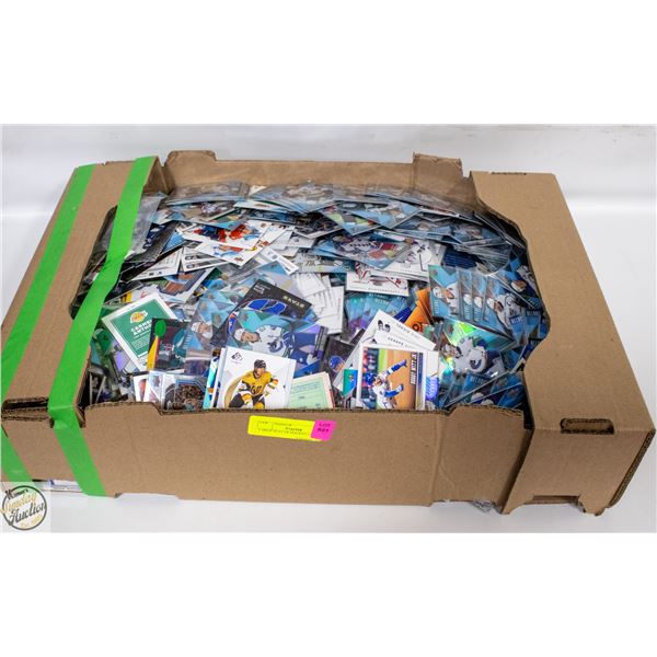 LARGE FLAT OF HOCKEY CARDS (MANY DUPLICATES)