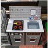 Image 1 : CHILDRENS KITCHENETTE