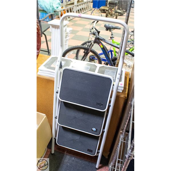 WHITE STEP LADDER