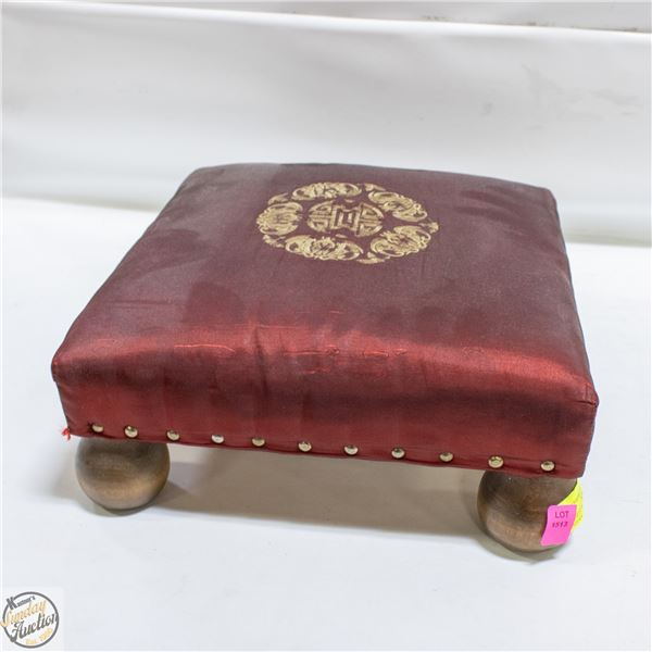 VINTAGE LOW-PROFILE WOODEN FOOTSTOOL FEATURING