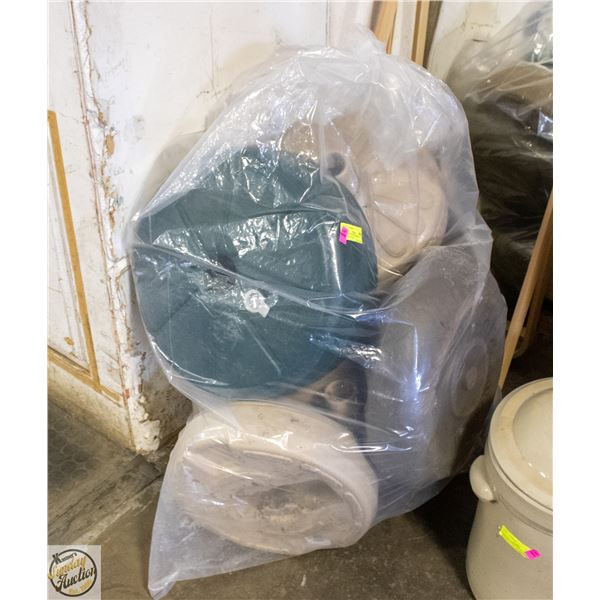 BUNDLE OF PATIO UMBRELLA FILLABLE BASES