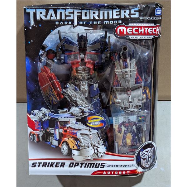 2011 Takara Tomy Transformers DOTM DA-28 Striker Optimus Prime Leader Class