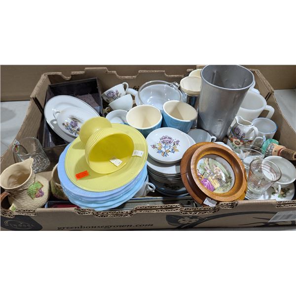 VTG Lot of Miniature Porcelain Teacups, Souvenir Glassware, & Kitchenware