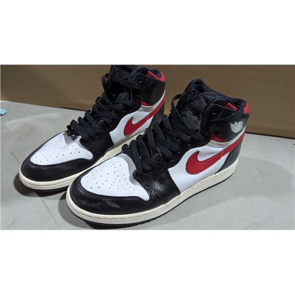 Nike Shoes: 7Y