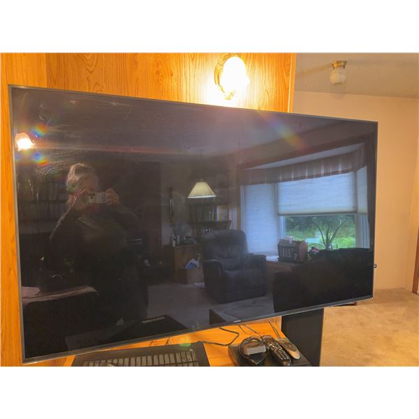 Samsung Flat Screen TV with Wall Mount and Accessories