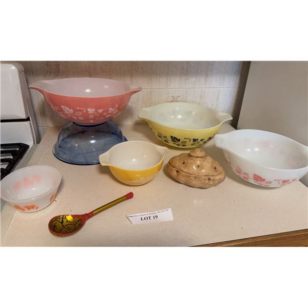 Pyrex Mixing Bowls and Small Kitchenware