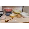 Image 1 : Pyrex Mixing Bowls and Small Kitchenware