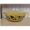 Image 4 : Pyrex Mixing Bowls and Small Kitchenware