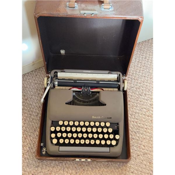 Smith-Corona Clipper Manual Typewriter with Case