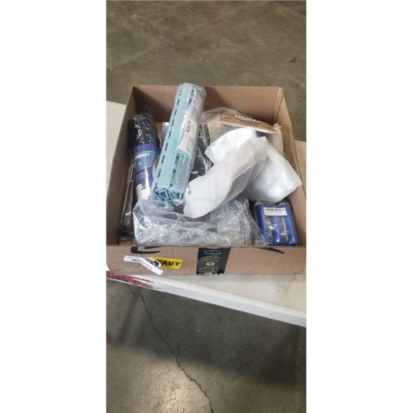 TRAY OF BATHROOM ITEMS INCLUDING 15" PORTABLE GRAB BAR, YOLIFE BATH MAT, YINENN EXTRA LONG BATHTUB M