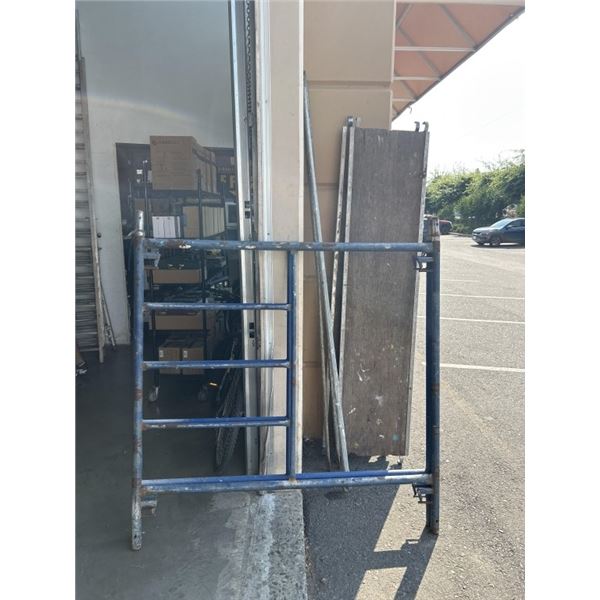 SINGLE SECTION OF SCAFFOLDING WITH WHEELS AND 2 PLANKS. DIMENSIONS ARE 63" HEIGHT, 86" LENGTH, 64" W