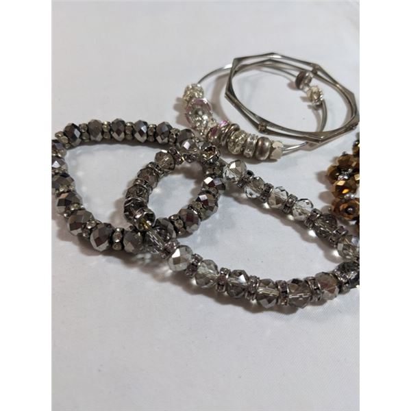 2 SILVER TONE BANGLES AND 3 CRYSTAL BEADS STRETCH BRACELETS