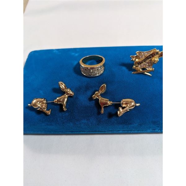 GOLD PLATED RING, PAIR OF EARRINGS AND #1 GRANDMA PIN