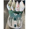 Image 1 : 4 DECORATIVE PILLOWS AND DR SCHOLLS FOOT BATH