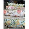 Image 4 : 4 DECORATIVE PILLOWS AND DR SCHOLLS FOOT BATH