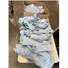 Image 3 : TRAY OF APPROX 12 FARAH SHORTS
