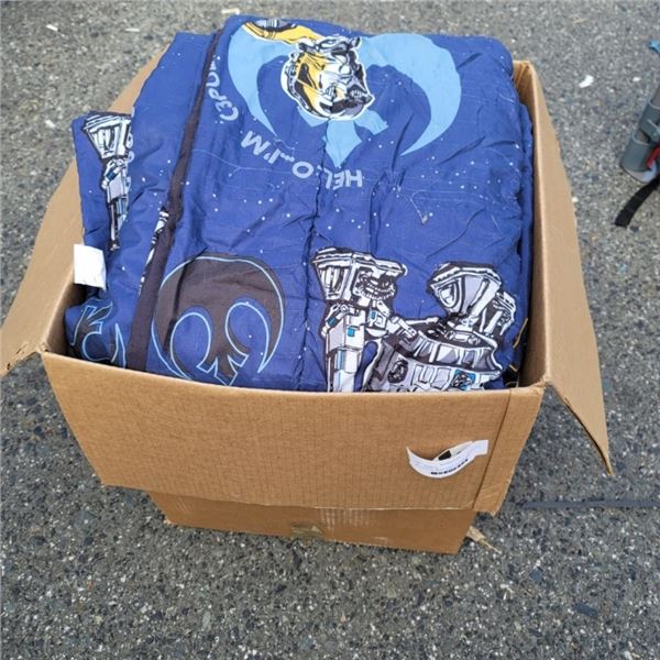 BOX OF STAR WARS SHEET SET AND QUILT, FINDING DORY QUILT AND TINKERBELL QUILT