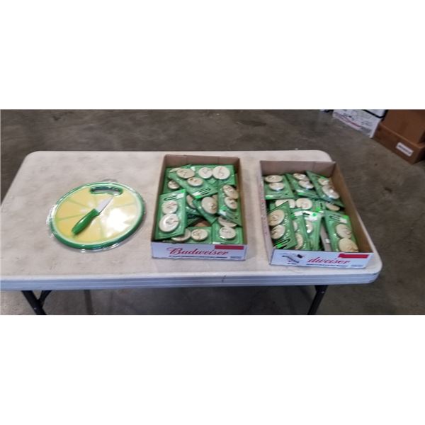 2 TRAYS OF KITCHENWARE SINK PLUGS AND CELEBRATEIT CUTTING BOARD & KNIFE SET