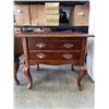 Image 4 : PAIR OF MAHOGANY FINISH SIDE TABLES
