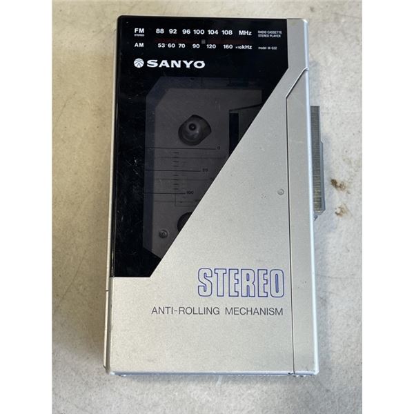 VINTAGE (1980'S) SANYO M-G32 PORTABLE AM/FM STEREO CASSETTE PLAYER. WORKING