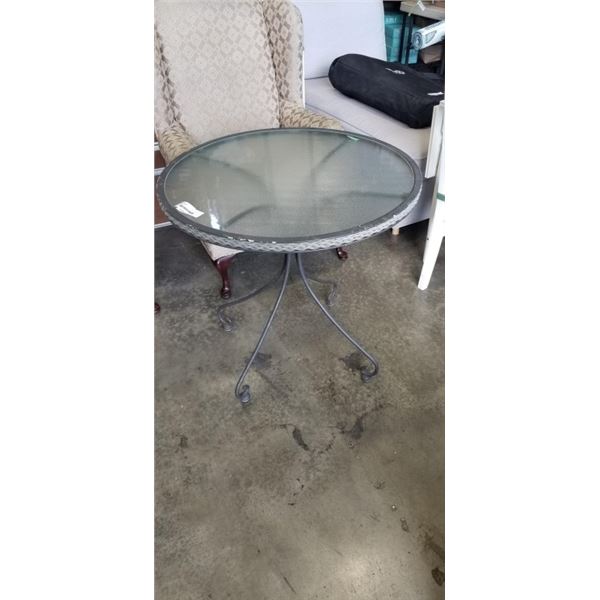 ROUND PATIO TABLE