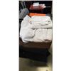 Image 1 : LARGE BOX OF TOWELS
