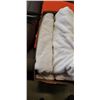 Image 3 : LARGE BOX OF TOWELS