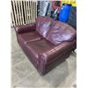 Image 4 : BURGNUDY LEATHER LOVESEAT