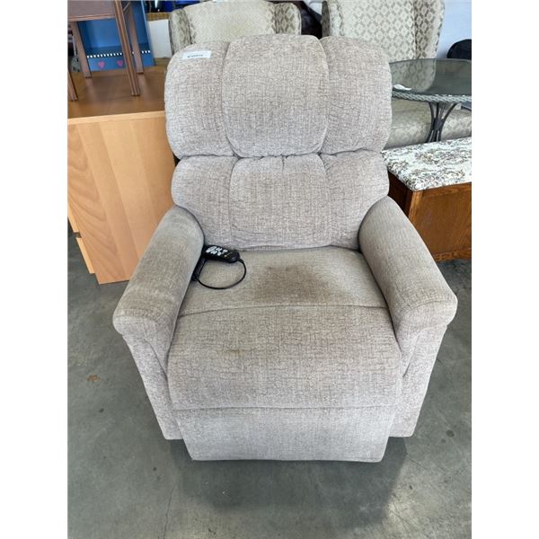 LIFT CHAIR MAXICOMFORT PR535 MEDIUM SANDSTORM RETAIL $2235, VERY CLEAN