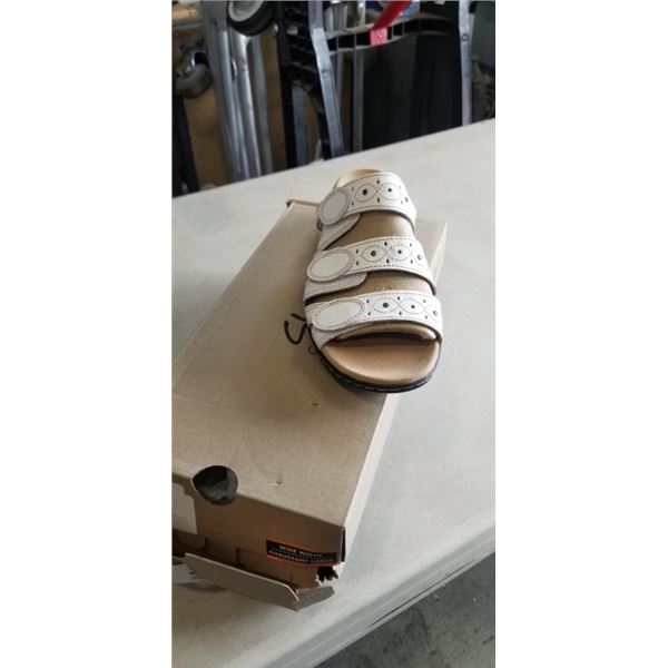 CLARKS COLLECTION LEISA CACTI Q WHITE LEATHER SANDLES. SIZE 8 W US