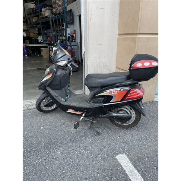 GIO ELECTRIC SCOOTER WITH KEYS AND CHARGER. NEEDS BATTERIES. WORKING