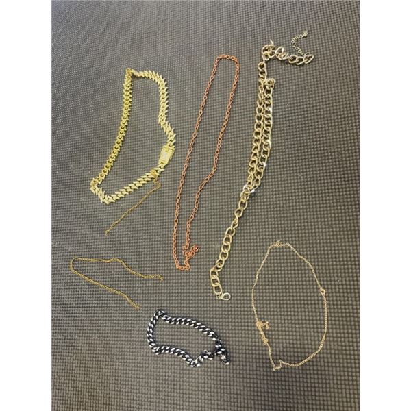 GOLD TONE AND ASSORTED CHAINS