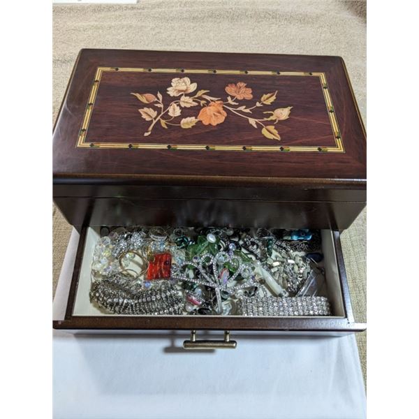 VINTAGE JEWELLRY BOX W/ LOTS OF CONTENTS