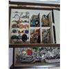 Image 2 : VINTAGE JEWELLRY BOX W/ LOTS OF CONTENTS