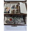 Image 3 : VINTAGE JEWELLRY BOX W/ LOTS OF CONTENTS