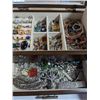 Image 4 : VINTAGE JEWELLRY BOX W/ LOTS OF CONTENTS