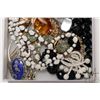 Image 2 : Selection of vintage and collectible jewellery including beaded necklaces, brooches, earrings, antiq